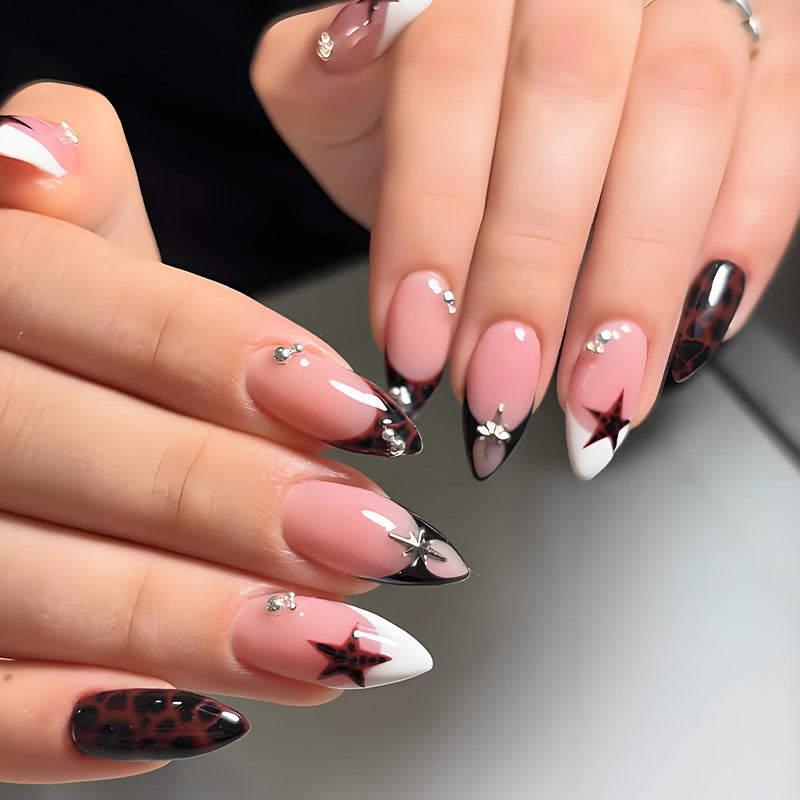 Kunstnagelset mit kreativen Sternenmotiven und Glitzerakzenten Brehn
