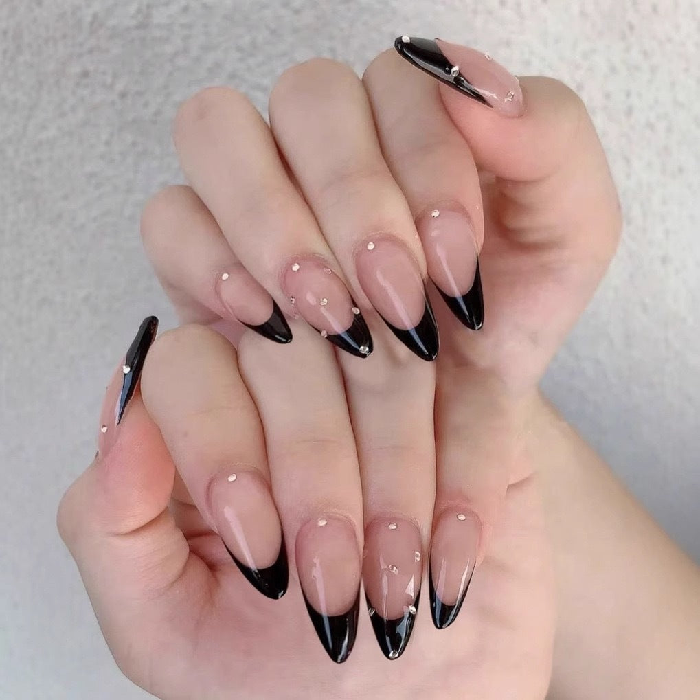 Kunstnagelspitzen mit elegantem französischem Design und Glamourösen Details Brehn