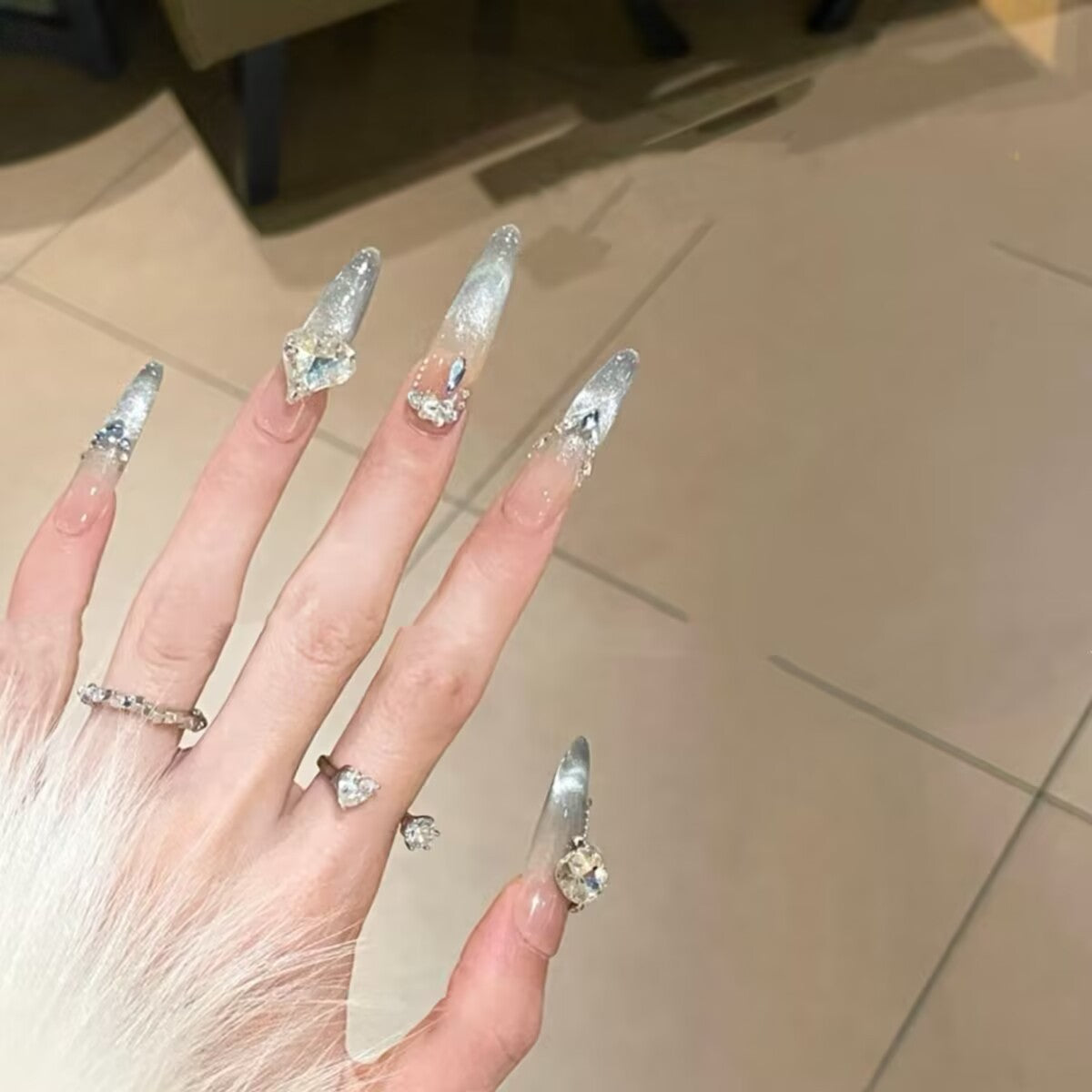Künstlerische Stiletto Press-On Nagelkunst mit schimmernden Akzenten Brehn