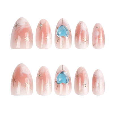 Nageldesign mit dekorativen Herzen und Glitzerakzenten Brehn