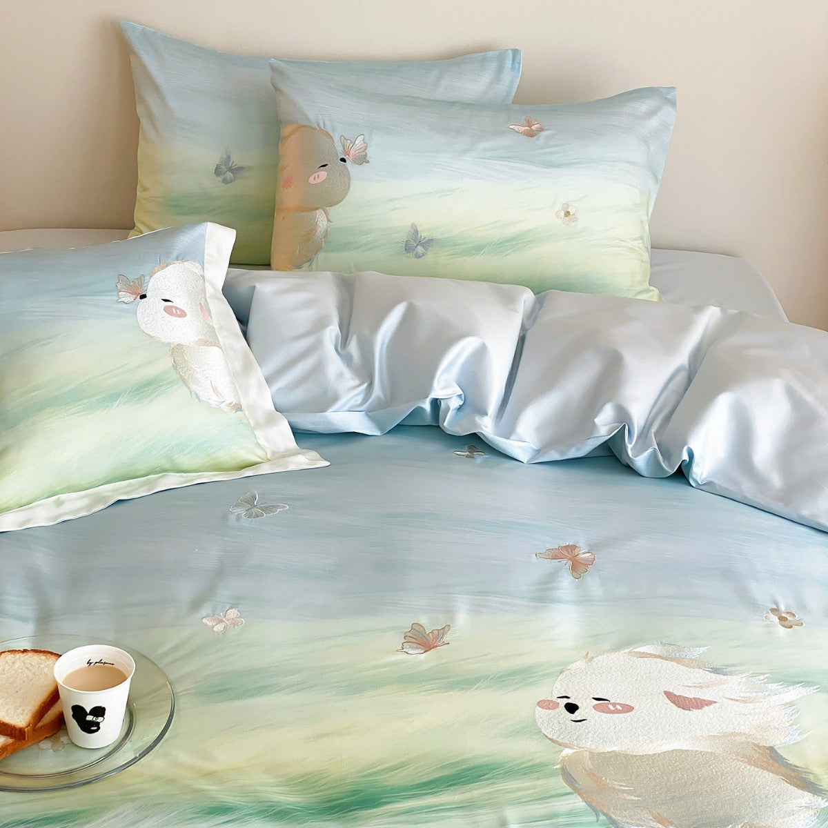 Kinder-Bettwäschegarnitur aus Baumwollsatin mit besticktem Lamm- und Schmetterlingsmotiv