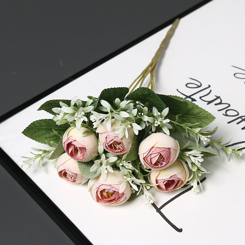 Dekorative Blumenarrangement für die Innendekoration