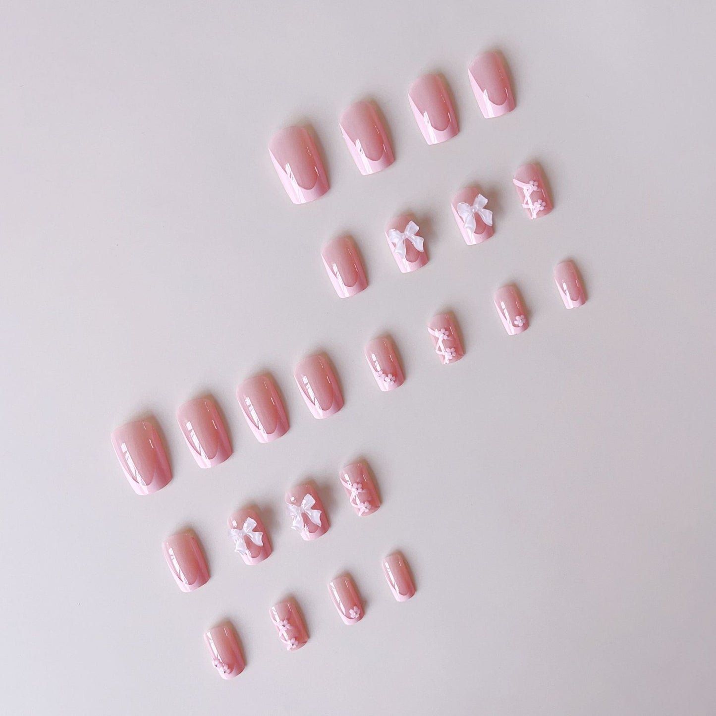 Kunstnagelset mit filigranen 3D-Blüten und Schleifen Brehn