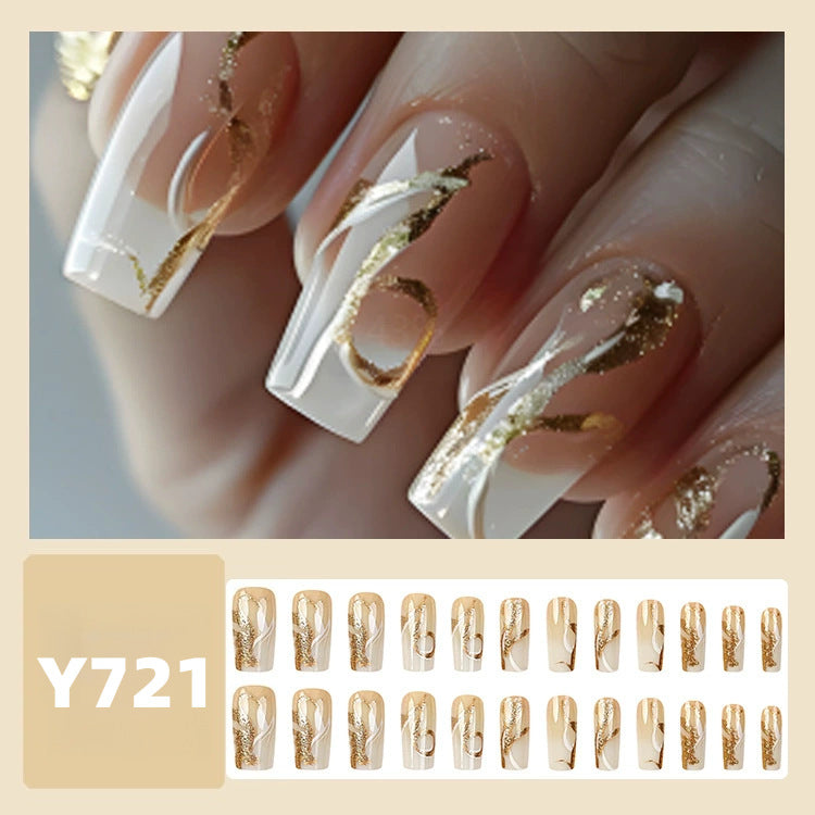 Kunstnägel mit Eleganten Goldakzenten Brehn