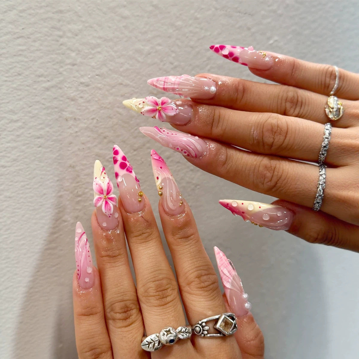 Florale Stiletto Press-On Nagelset mit künstlerischem Design Brehn