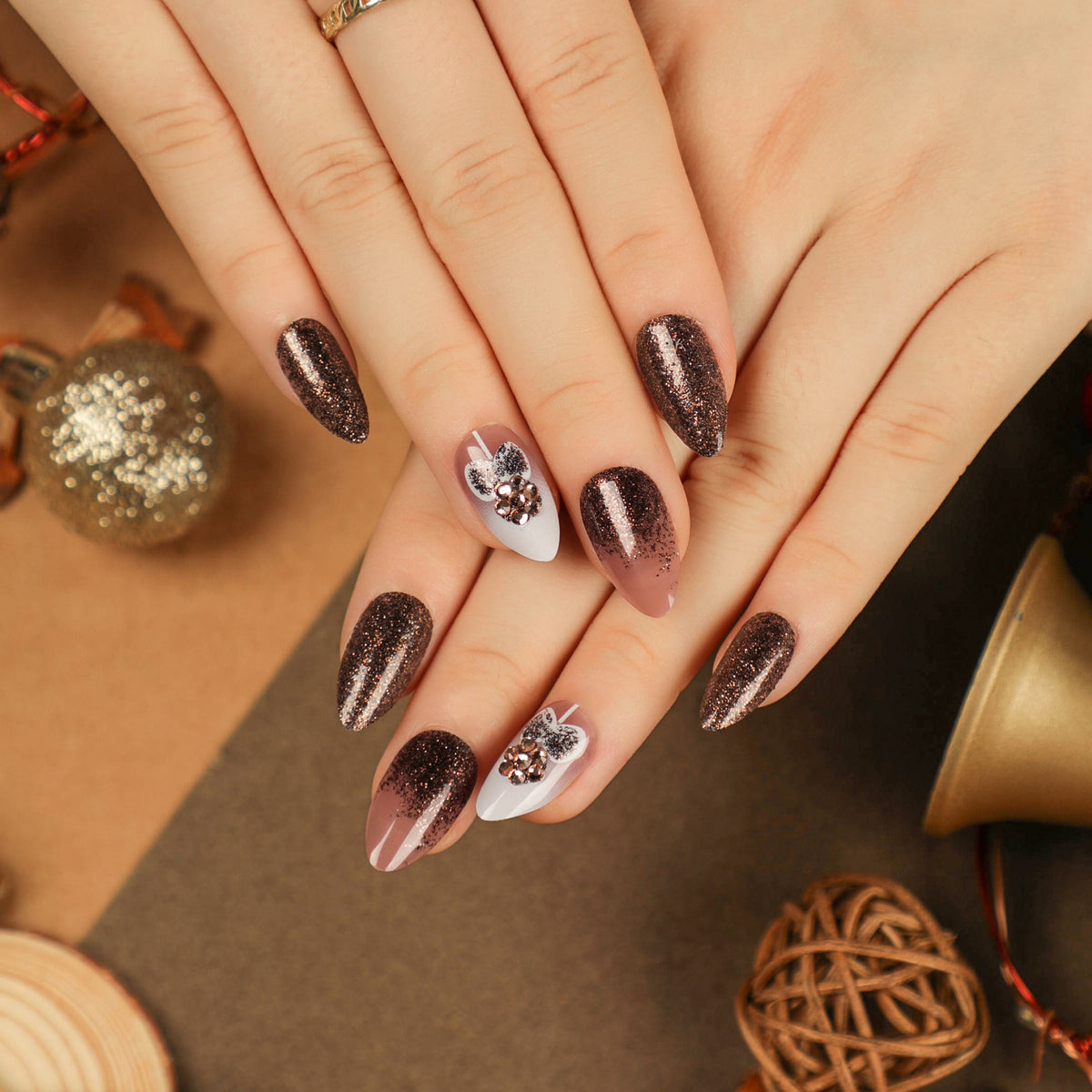 Kunstvolle Nagelverlängerungen mit Glitzer- und Herzmotiv Brehn
