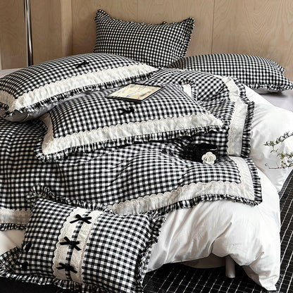 Bettwäsche-Garnitur im Landhausstil mit Vichy-Karo, Volant und Stickapplikationen