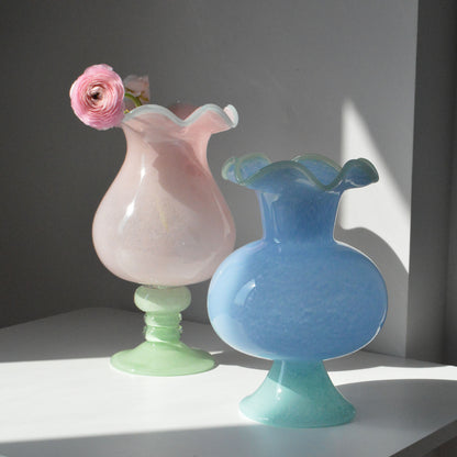 Handgeblasene Vase aus Kunstglas mit rüschigem Rand und Bulb-on-Pedestal Brehn