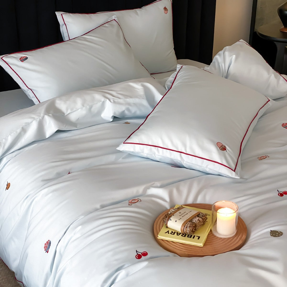 Premium-Baumwollsatin-Bettgarnitur mit zarten Tierstickereien und Kontrastpaspel