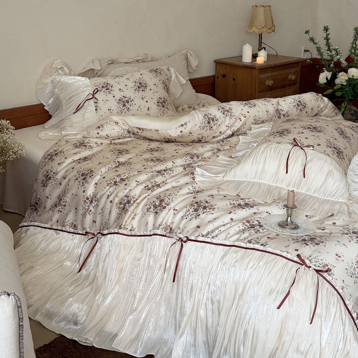 Romantisches Satin-Bettwäsche-Set mit Rüschenvolant, Blumen-Jacquard und Zierbändern Brehn