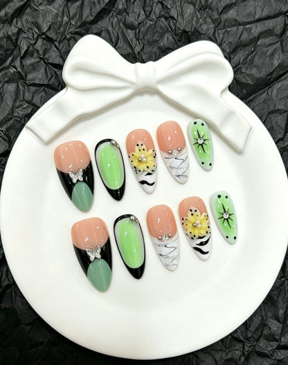 Künstlerisches Press-On Nagelkunstset mit floralen und Schmetterling-Akzenten