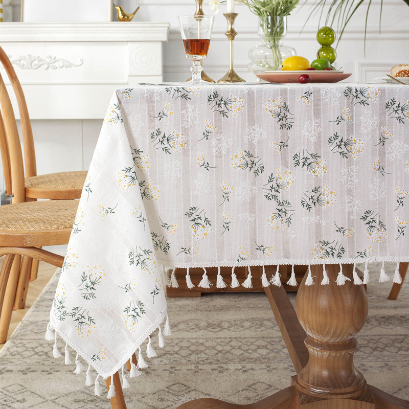 Blumen bestickte Tischdecke
