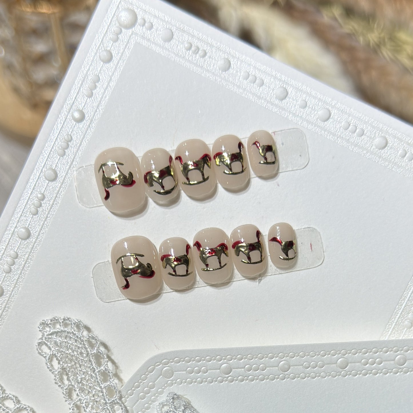 Dekoratives Press-On Nagelkunstset mit goldenen Akzentdesigns Brehn