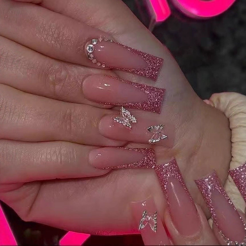 Kunstnagelset mit funkelnden Glitzer-Effekten und eleganten 3D-Verzierungen Brehn