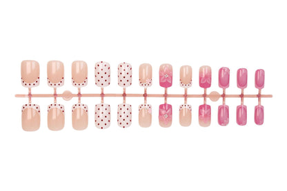 Kunstnagelset mit verspielten Blüten- und Punktmotiv Brehn