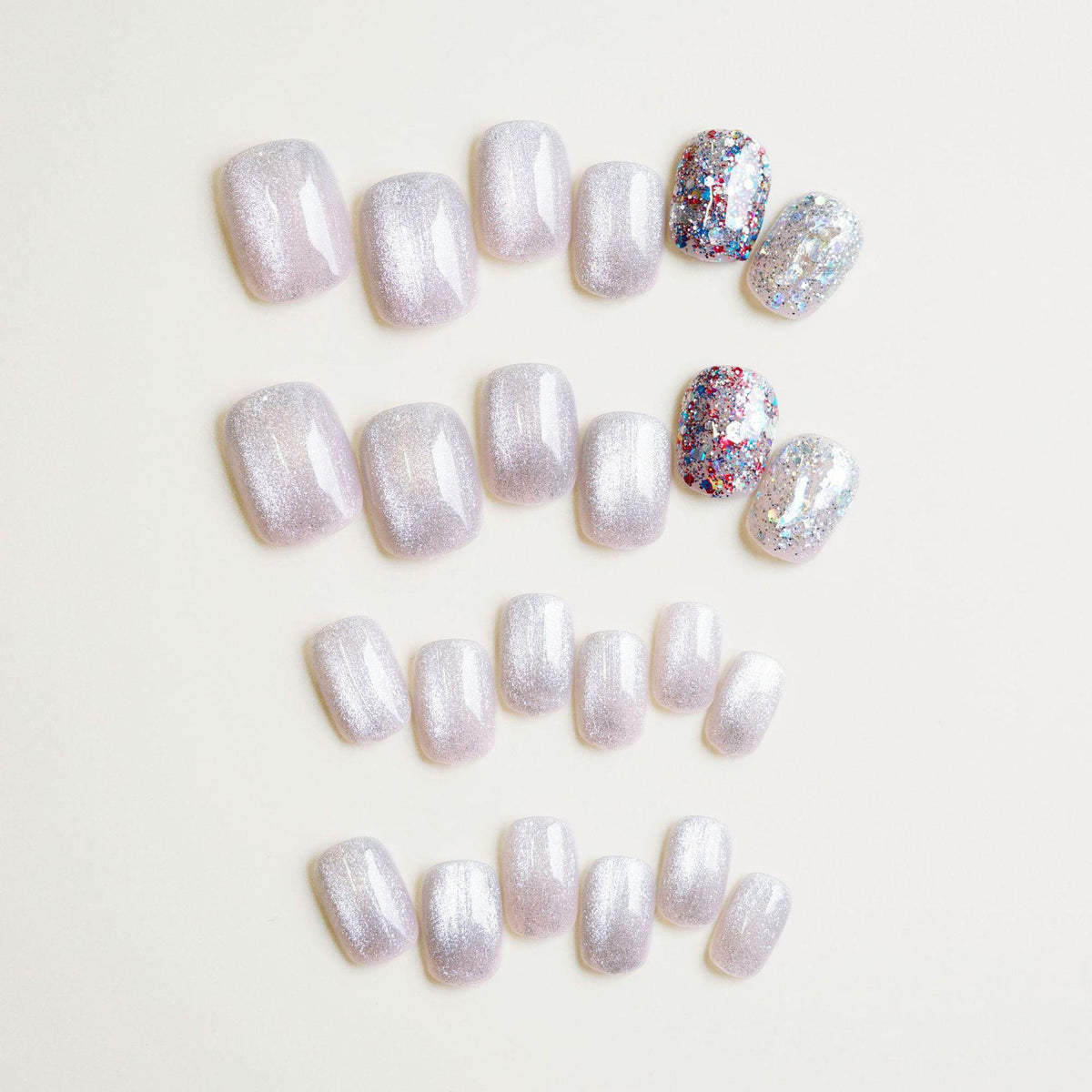 Glitzerndes Press-On Nagelset mit künstlerischem Foliendesign Brehn