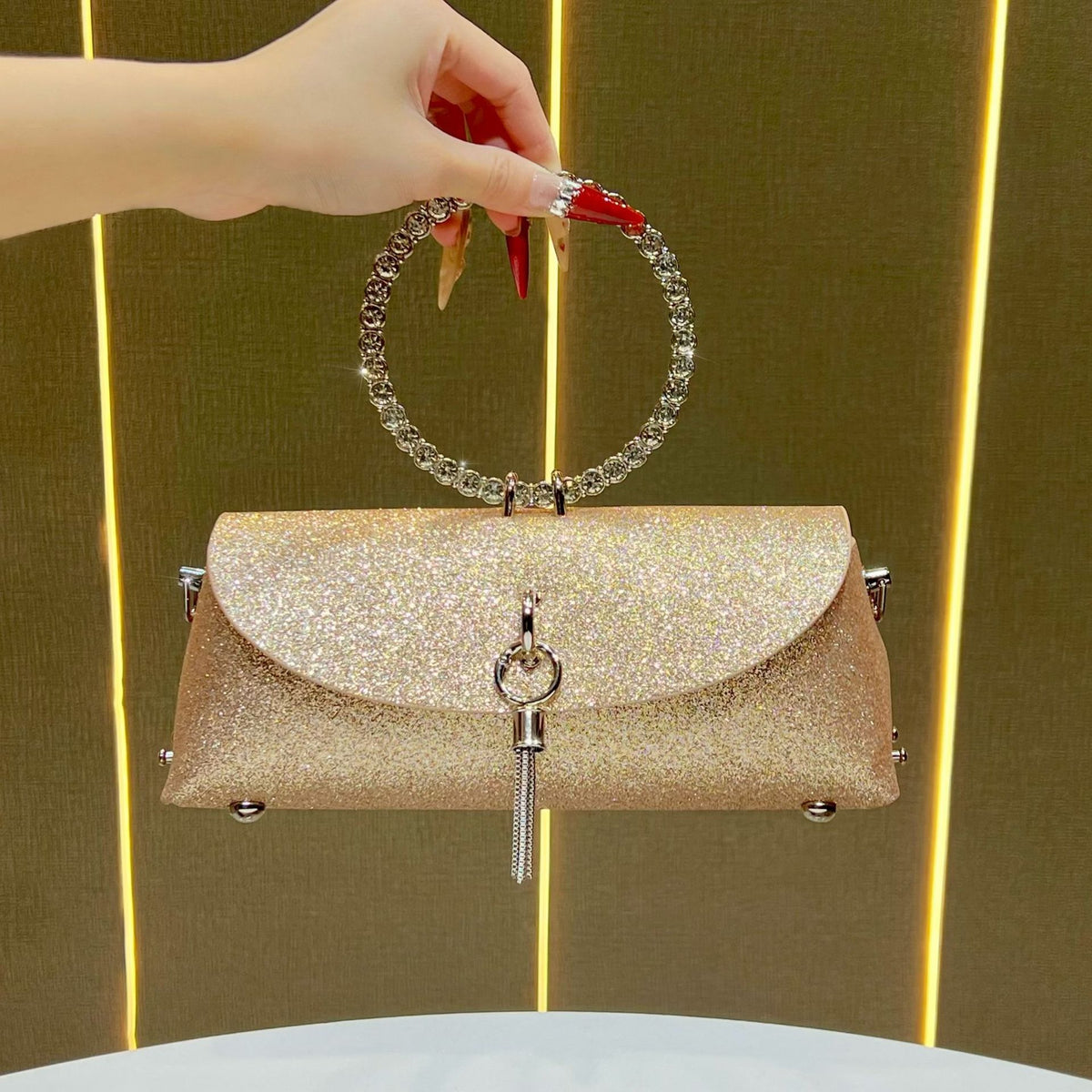 Glitzernde Clutch mit Strassgriff für den Abend