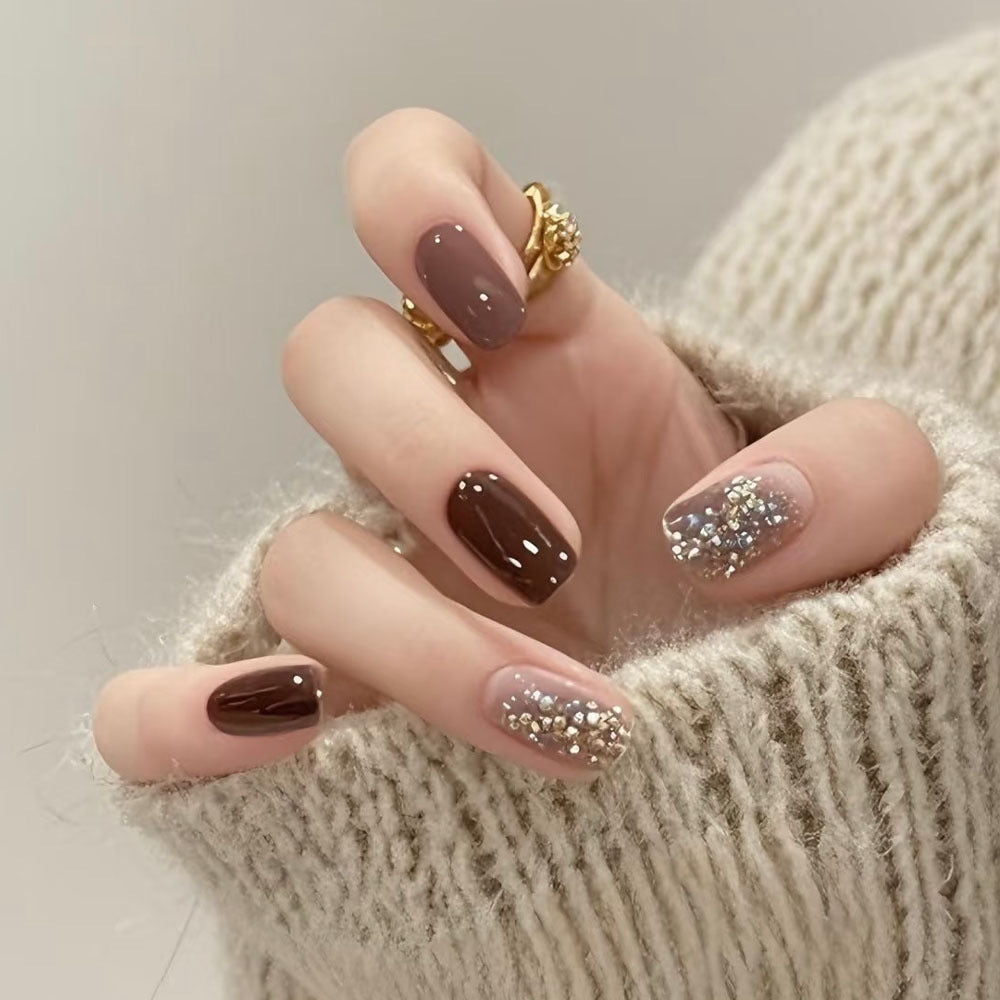 Elegante Nagelkunst mit Glitzerkante Brehn