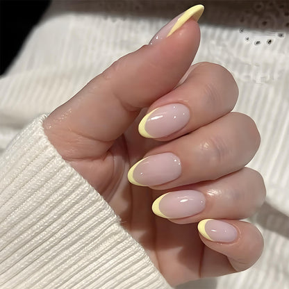 Kunstnagelset mit eleganten French-Spitzen und frischen Farbakzenten Brehn