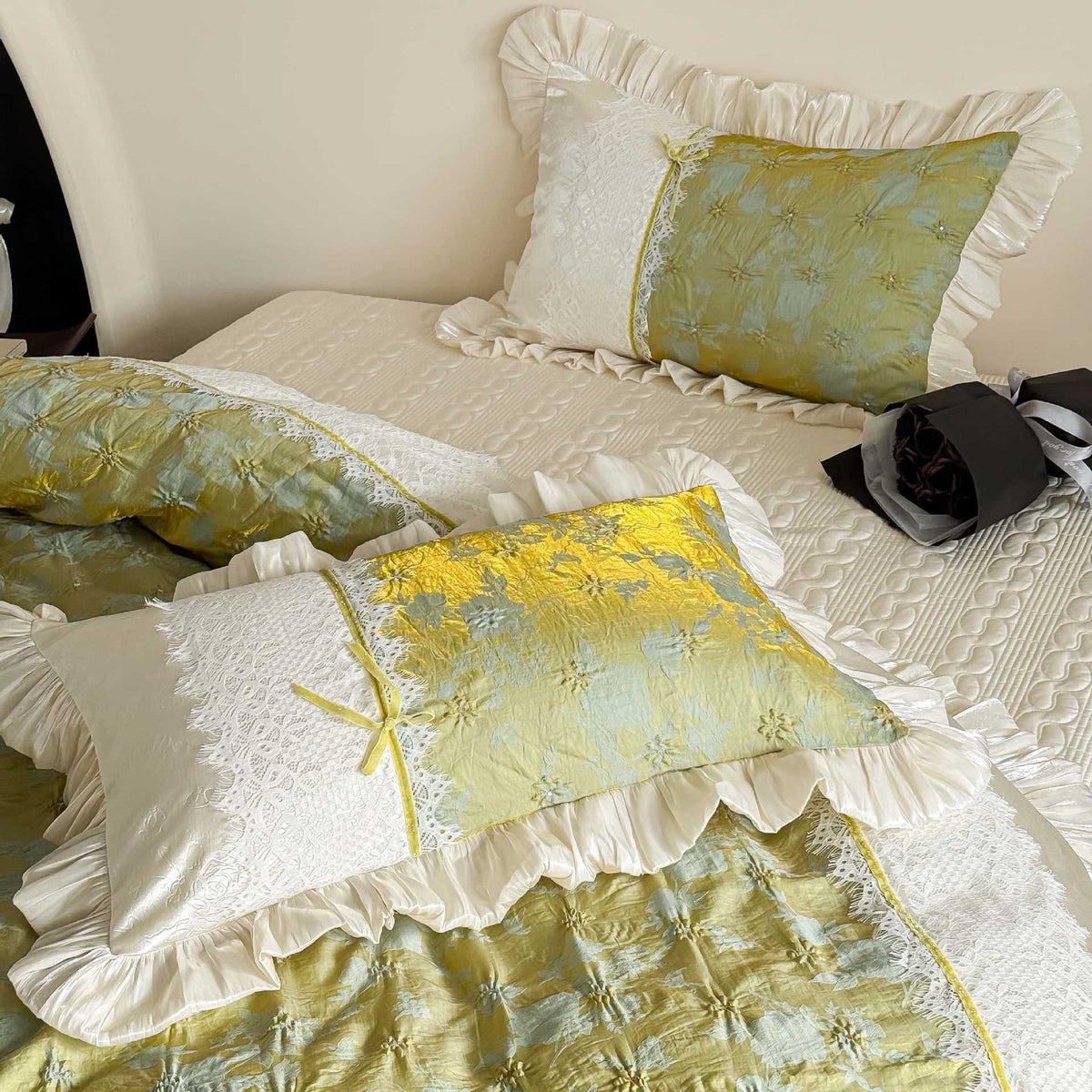 Satin-Trim Gequiltetes Jacquard Bettbezug Set mit Spitzenkante Kissenbezügen
