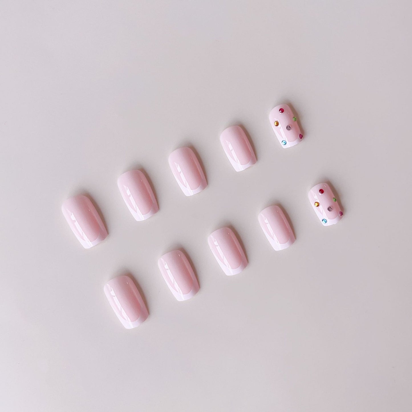 Nagelkunstset mit eleganten French-Spitzen und funkelnden Strassverzierungen Brehn