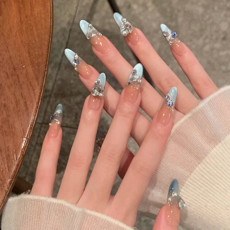 Künstlerische mit Kristallen verzierte Nagelverlängerungen Brehn