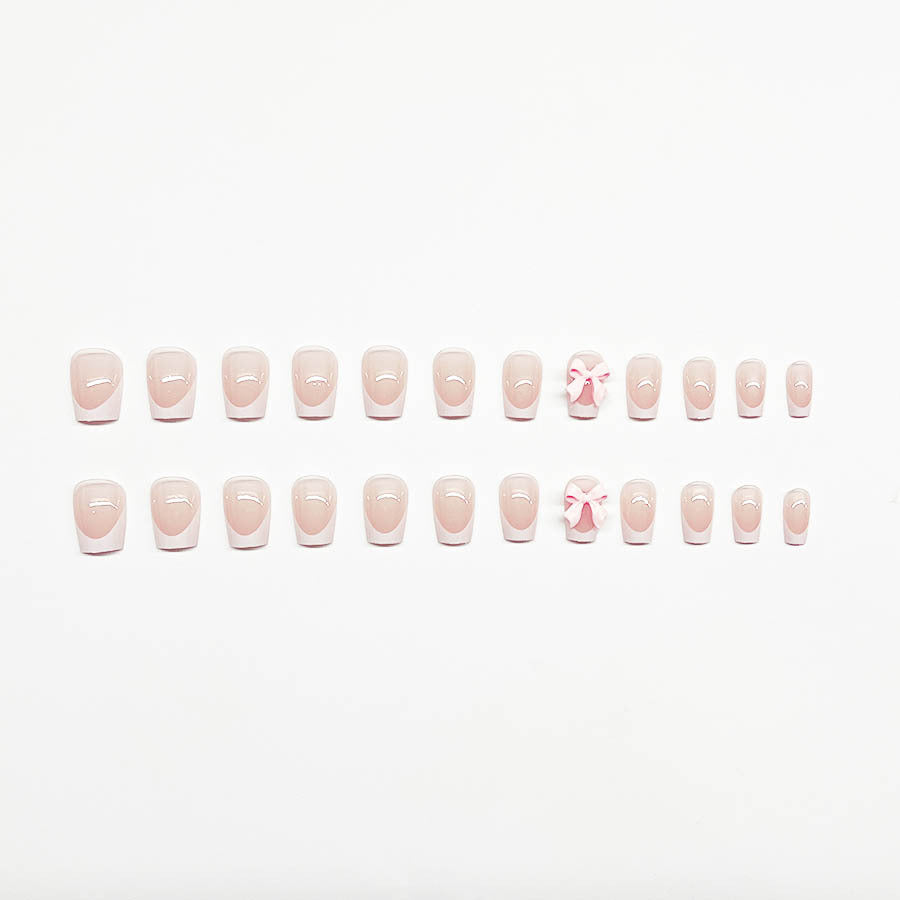 Dekorative French Tip Nagelverlängerungen mit Schleifenakzenten Brehn
