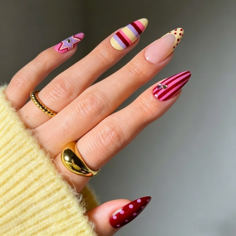 Kunstvolle Nagelnägel Set mit festlichen Mustern Brehn