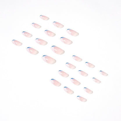 Kunstvolle Nagelkunst mit eleganten Spitzen und geometrischen Akzenten Brehn