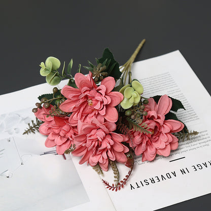 Dekorative Blumenarrangement für die Innendekoration