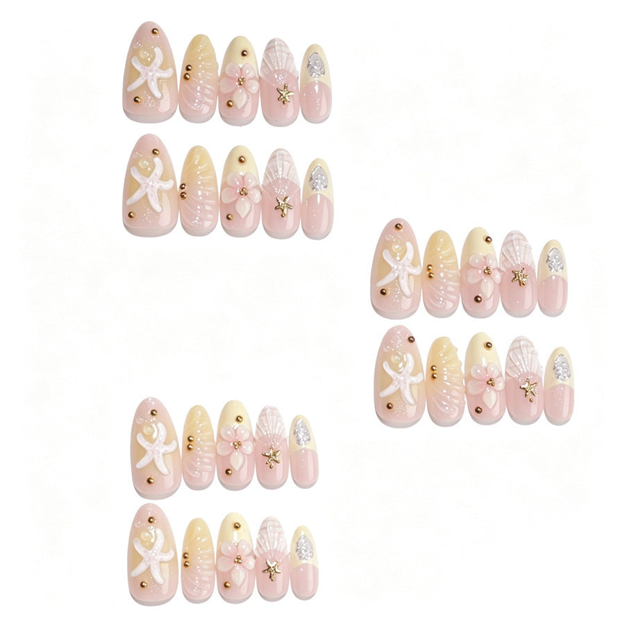 Kunstnagelset mit floralen 3D-Elementen und goldenen Akzenten Brehn