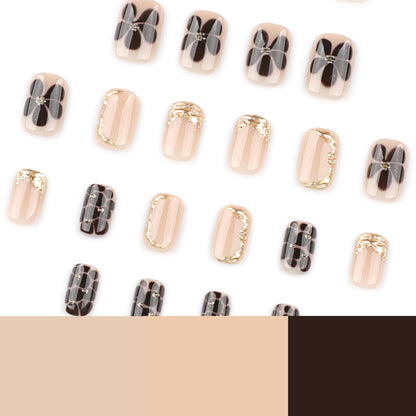 Kunstvolle Nagelkunst mit eleganten goldenen Akzenten Brehn