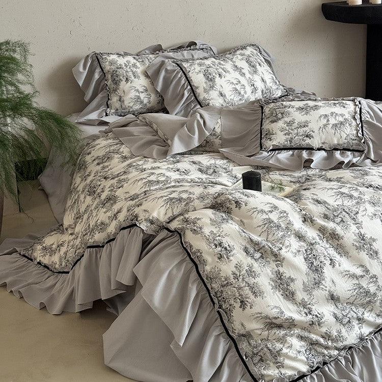 Bettwäschegarnitur im Toile-de-Jouy‑Stil mit gerafftem Volant und Zierkante