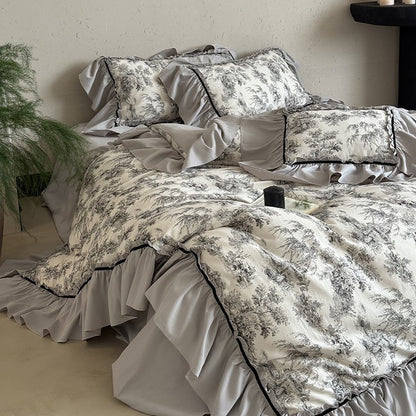 Bettwäschegarnitur im Toile-de-Jouy‑Stil mit gerafftem Volant und Zierkante