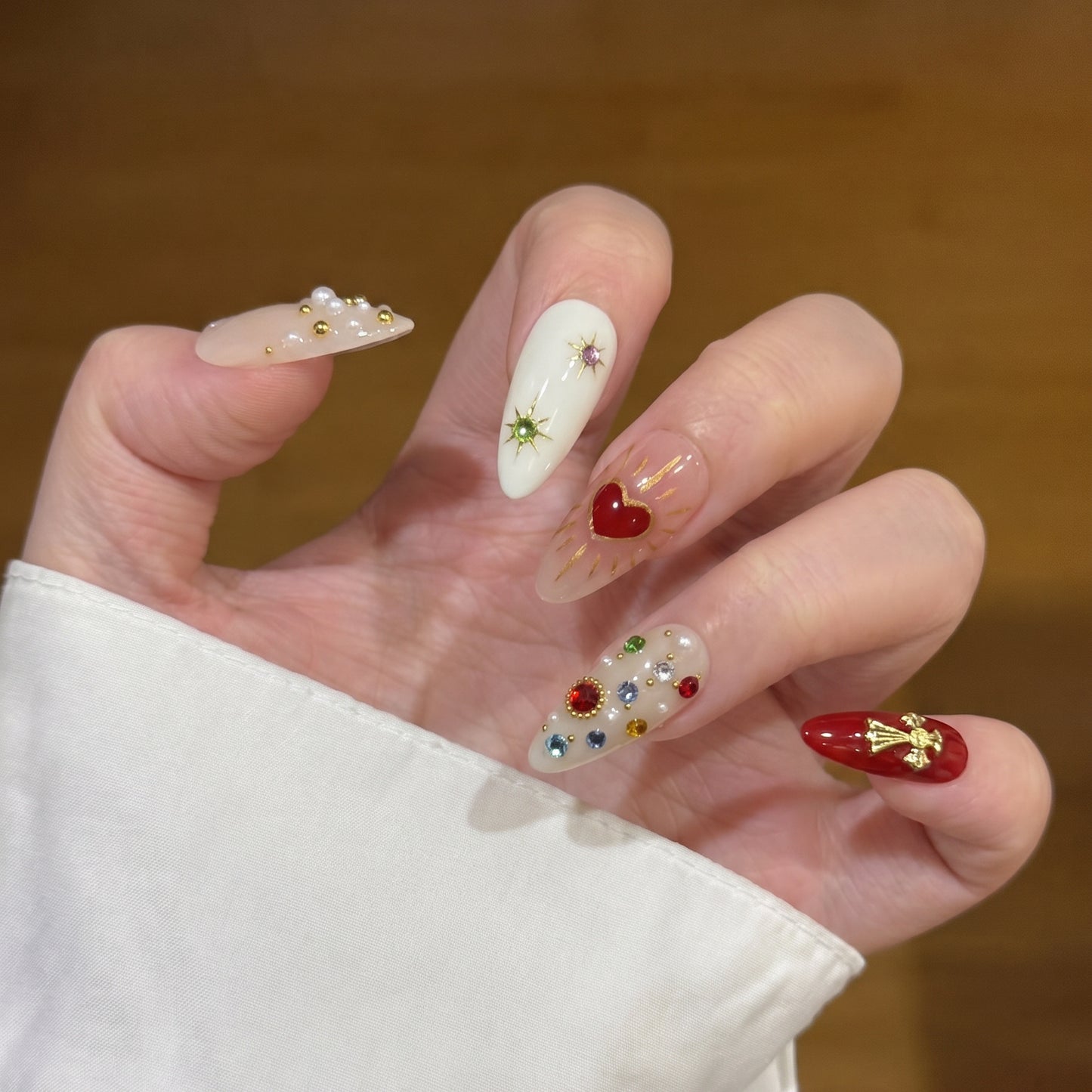 Dekoratives Press-On Nagelkunstset mit mehrfarbigen Edelsteindekoren Brehn