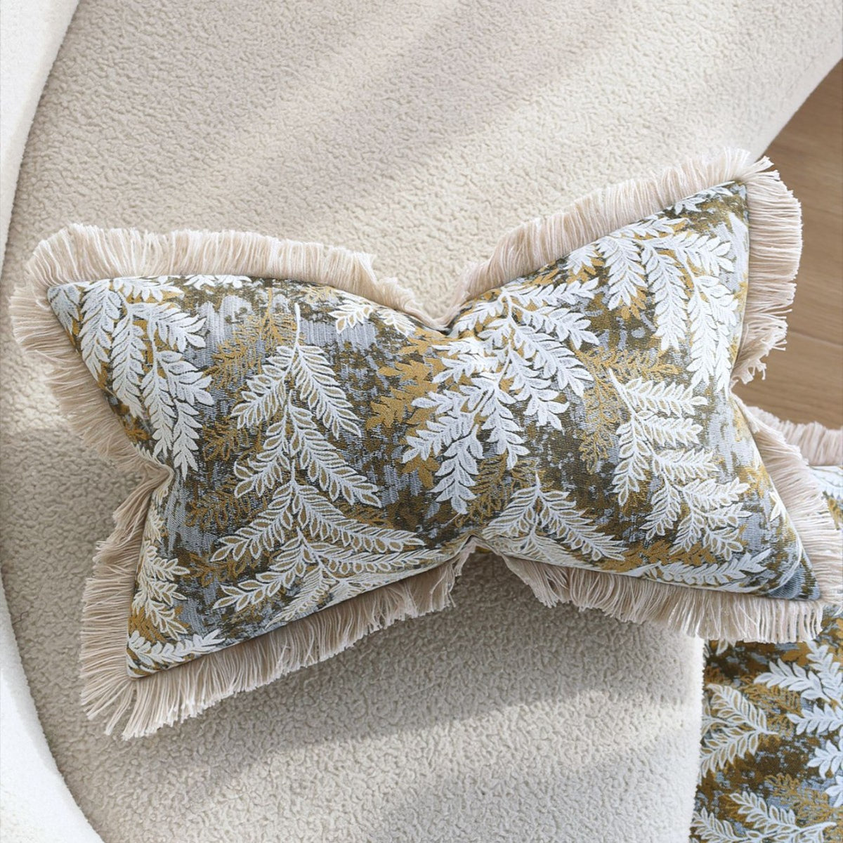 Dekorativer Samt-Kissenbezug mit besticktem Farn-Jacquard und Fransenrand Brehn