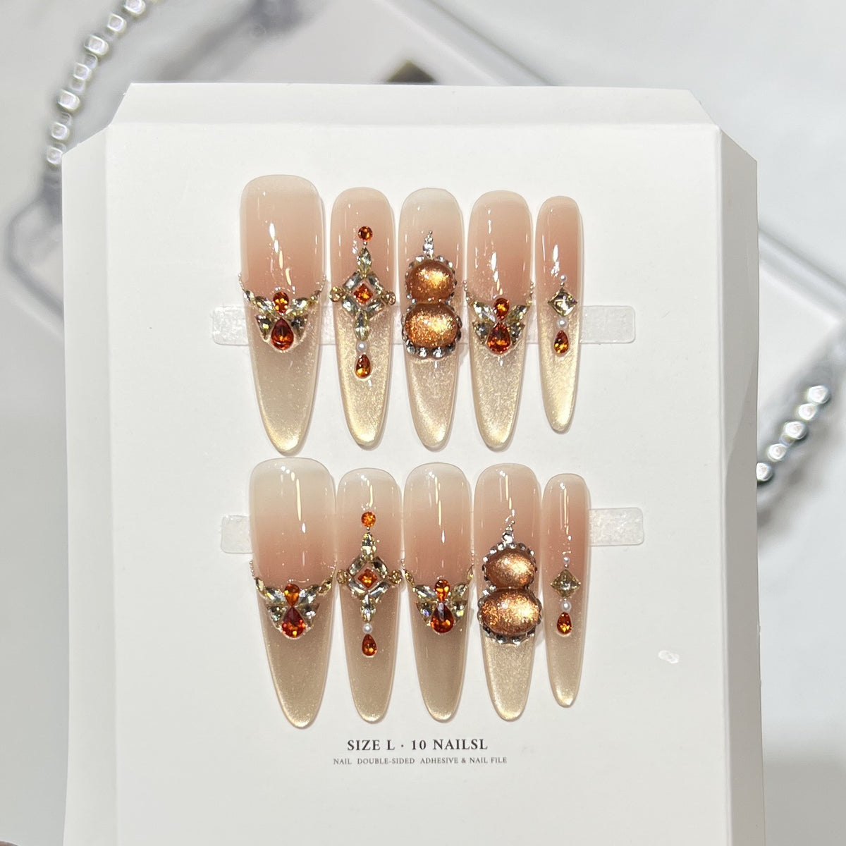 Künstlerisches Press-On-Nagelset mit elegantem floralen Design Brehn