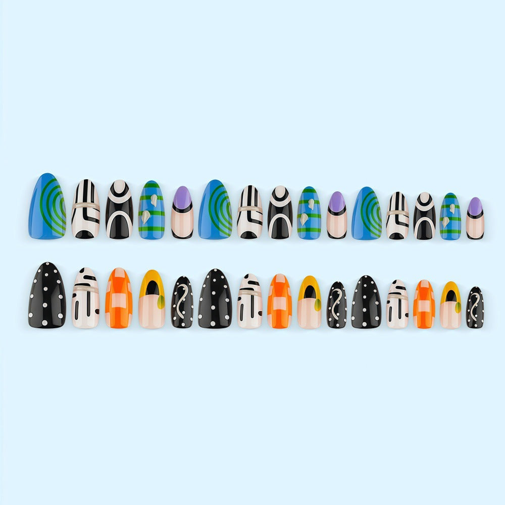Kreative Nagelspitzen mit geometrischen Designs Brehn