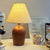 Moderne Tischlampe mit natürlichem Holzfuß