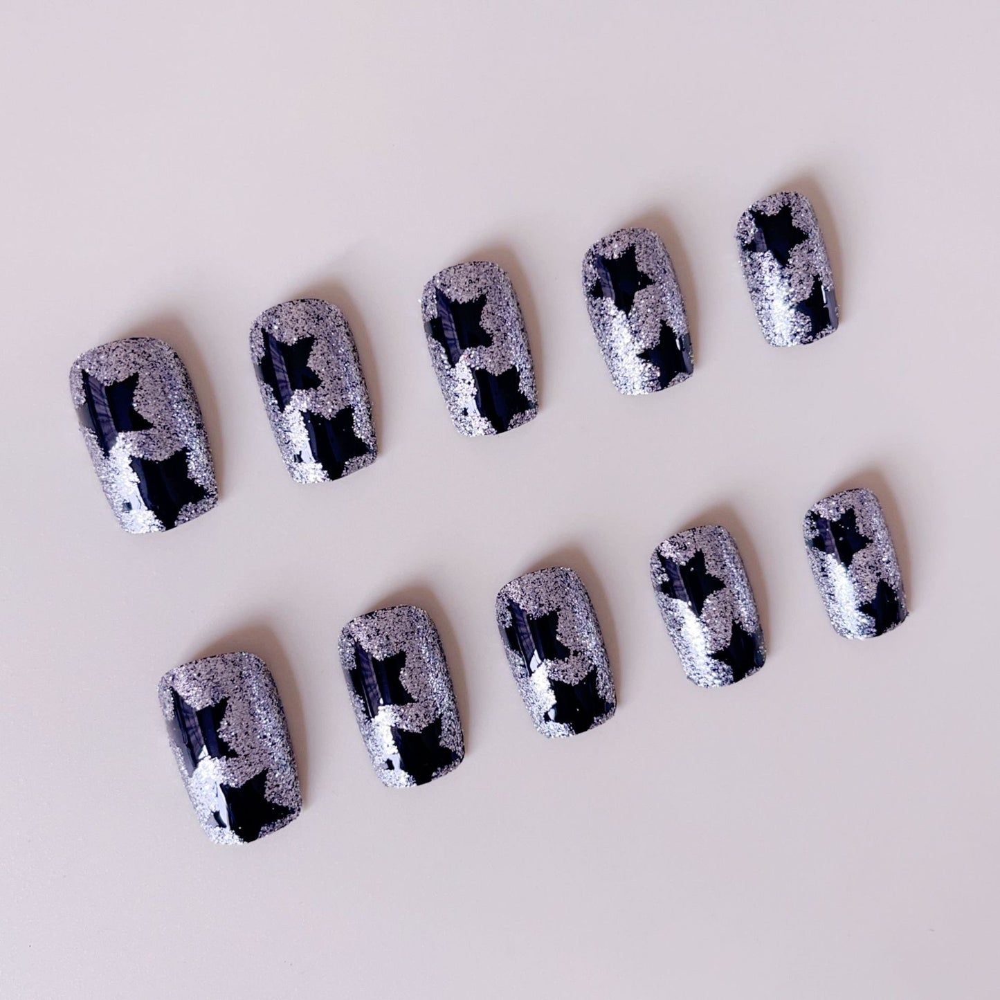 Kunstnagelset mit Glamourösen Strassverzierungen und Sternen-Motiven Brehn
