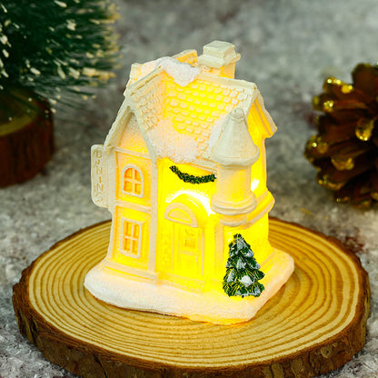 Beleuchtetes Weihnachtsdorfhaus mit festlicher Dekoration Brehn