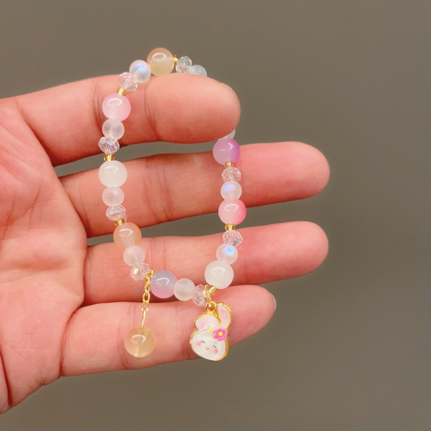 Verspieltes Armband mit Bunten Glasperlen und Anhänger Brehn