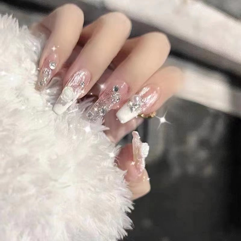 Elegante Kunstnägel mit Glitzer- und Blumendekor Brehn
