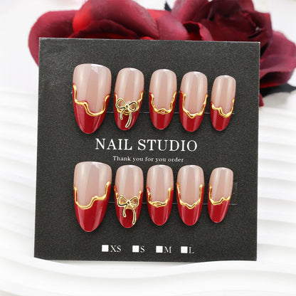 Kunstnagelset mit Blumen- und Golddetails Brehn