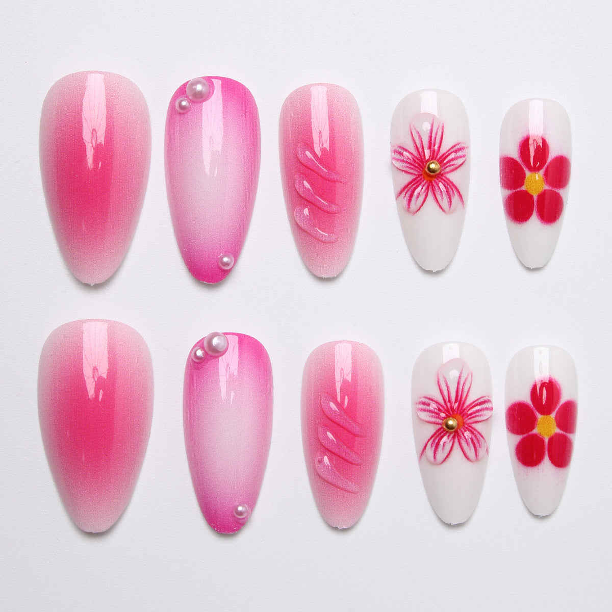 Kunstnagelset mit filigranen Blüten-Designs und schimmernden Akzenten Brehn