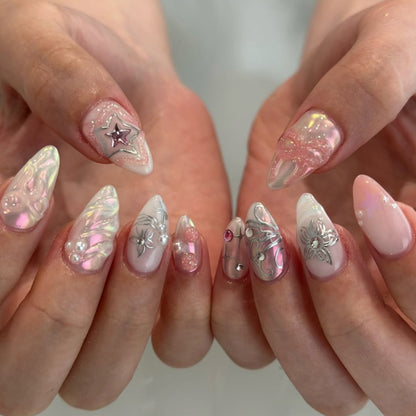 Kunstvolle Nagelverlängerungen mit glänzenden Verzierungen Brehn