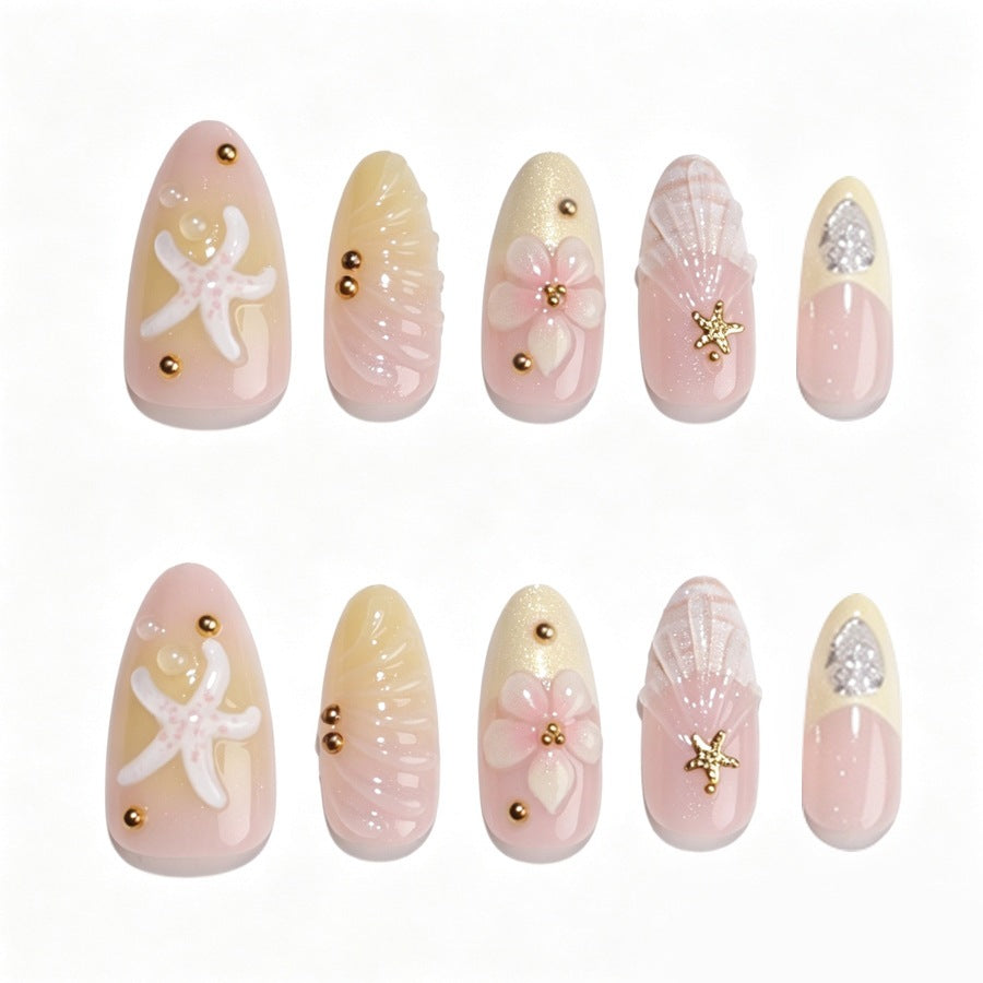 Kunstnagelset mit floralen 3D-Elementen und goldenen Akzenten Brehn