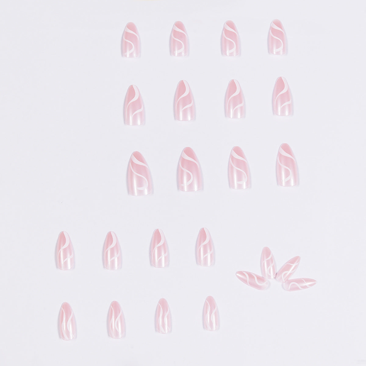 Kunstvolle Nagelverlängerungen mit geschwungenem Design Brehn