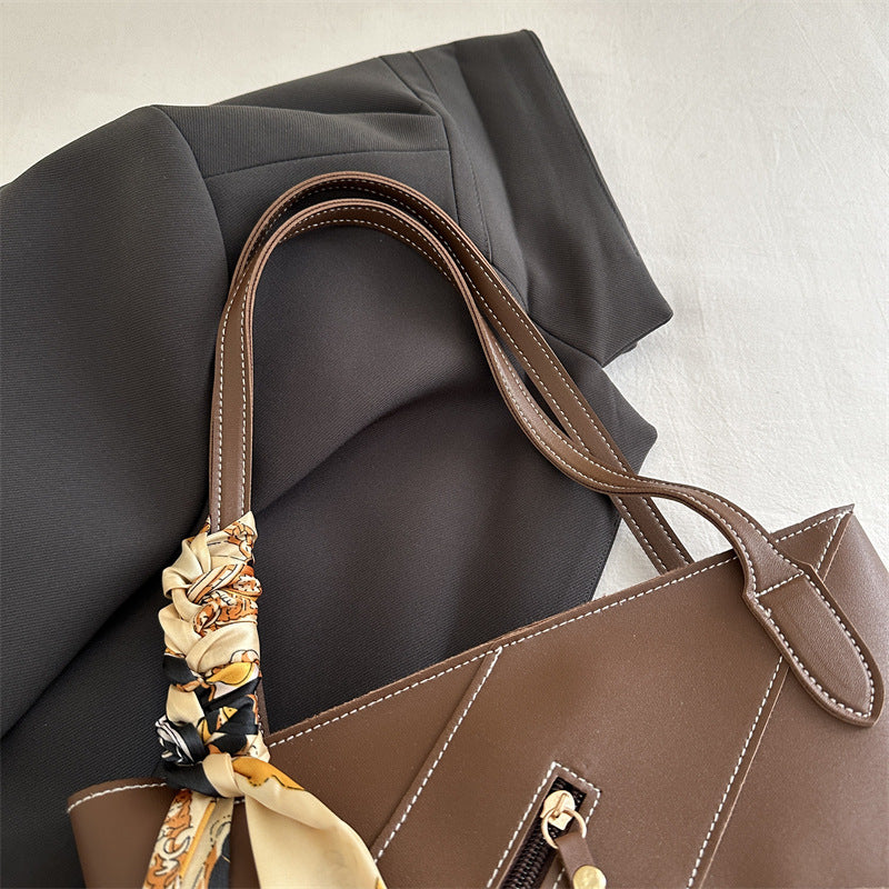 Modische Tote-Bag mit dekorativem Schal