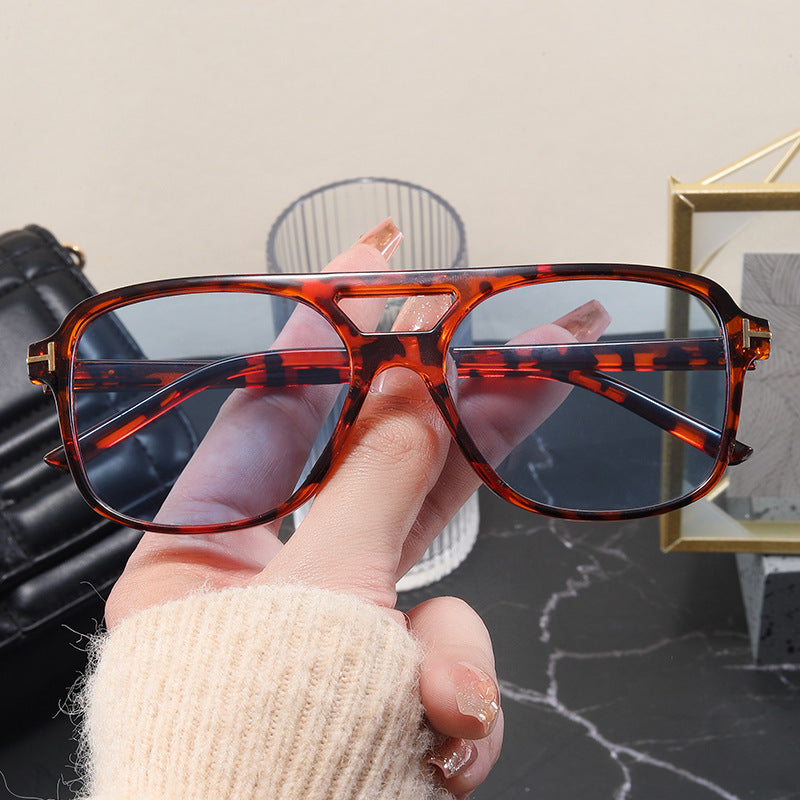 Damen modische Brille mit feinem Rahmen und strengen Konturen Brehn